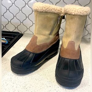 Women’s insulated snow boots with zipper on side .